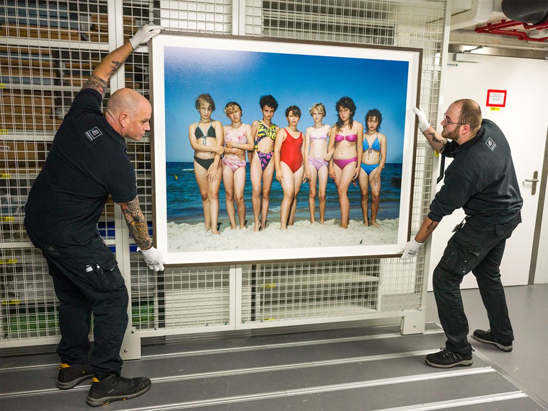 How does the Nederlands Fotomuseum transport 6.5 million photographs