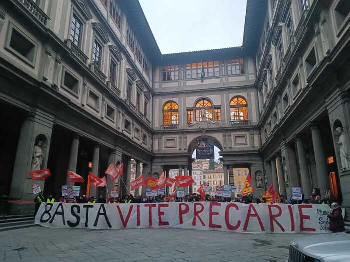Uffizi Workers Protest With Flags and Flares Against ‘Precarious Lives’