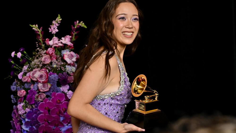 Laufey Honors Mariah Carey With Jazzy ‘It’s Like That’ Tribute