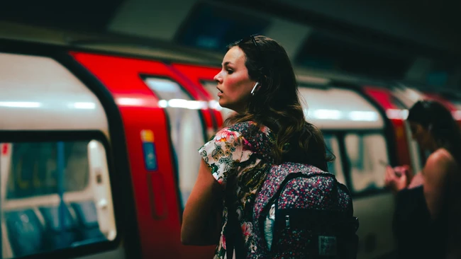 Beyond Portraits: The 85mm Composition Strategy for Storytelling