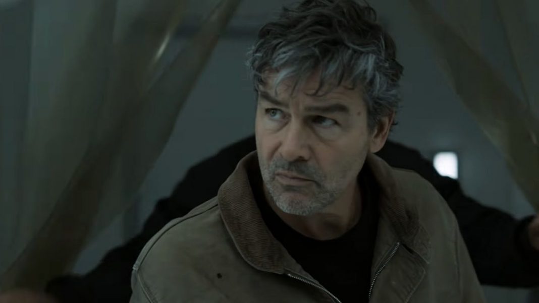Kyle Chandler looking serious in the Lanterns teaser.